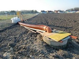 Wasserableitung in Regenwassereinlaufschacht