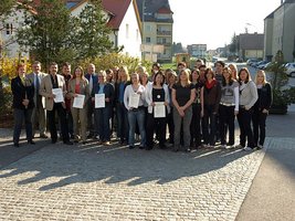 SchülerInnen beim Austeilen der Fragebögen