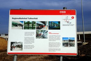 Schild Bau Regionalbahnhof Tullnerfeld