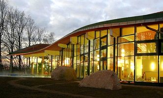 Außenansicht abends Sole-Felsen-Bad
