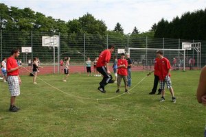 SchülerInnen beim Seilspringen