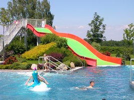 Badevergnügen im gemeinsamen Freibad